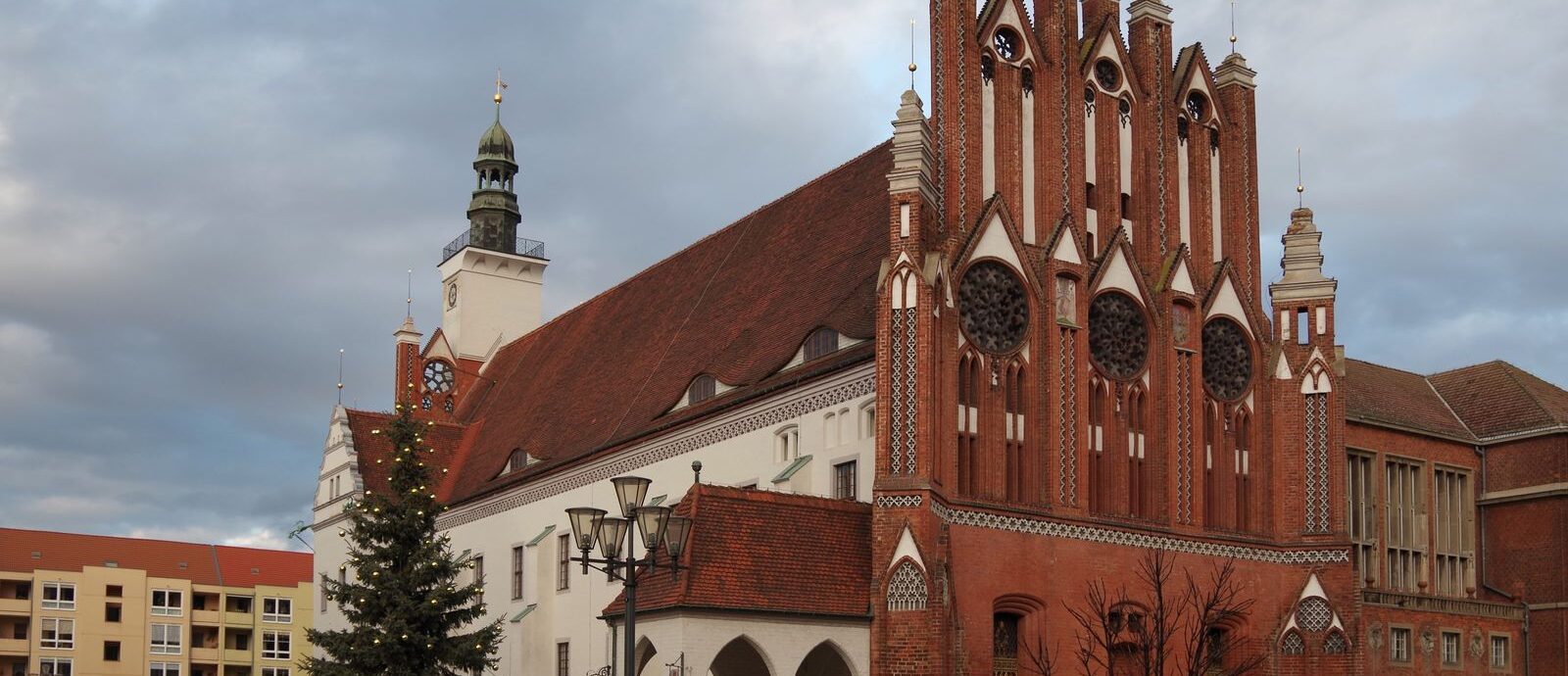 Ratusz miejski we Frankfurcie nad Odra, ceglasty gotycki budynek na rynku