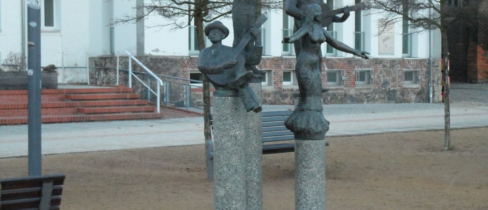 Rzezba w przestrzeni publicznej na polnoc od mostu miejskiego we Frankfurcie nad Odra