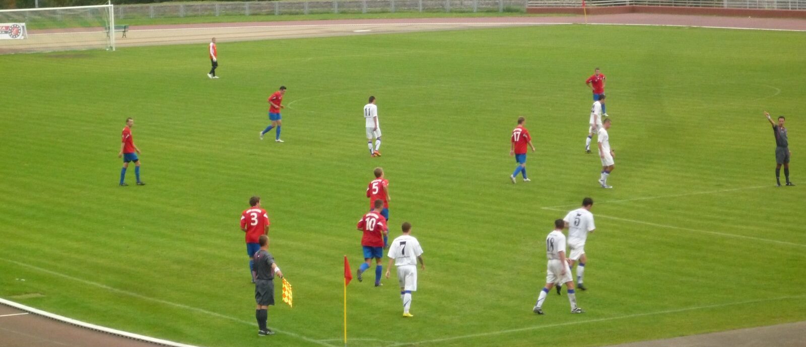 Pilkarze na boisku stadionu SOSiR w Slubicach podczas meczu